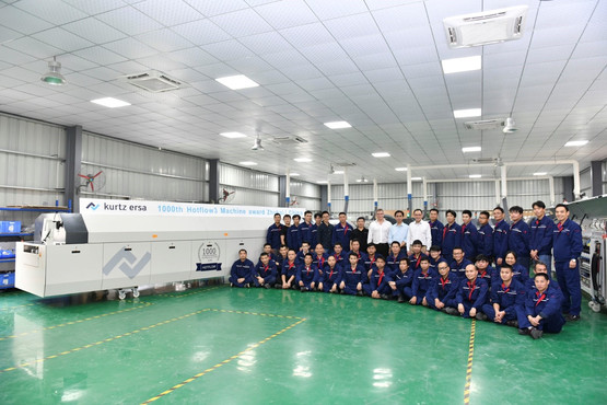 Das Team von Kurtz Zhuhai Manufacturing (KZM) mit der 1.000sten in Zhuhai produzierten Ersa HOTFLOW  Reflowlötmaschine