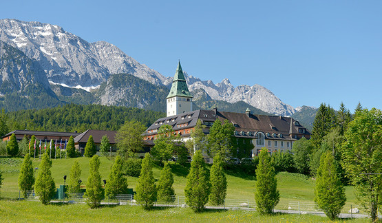 Das Schloss Elmau am 07.06.2015 vor dem Alpenpanorama; Quelle: Bundesregierung/Gottschalk