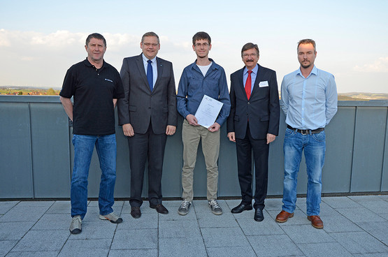 Fabi-Preisträger Rainer Joas (Mitte) mit den Ausbildern Jürgen Schmidt (li.) und Marco Brand (re.), CFO Thomas Mühleck (2.v.l.) und Personalleiter Günther Bartschat (2.v.r.)