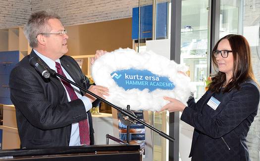 Kurtz Ersa-Chef Rainer Kurtz übergibt den virtuellen Schlüssel zur Hammer Academy in Form einer Wolke bzw. Cloud an Kanzlerin Verena Alina Bartschat