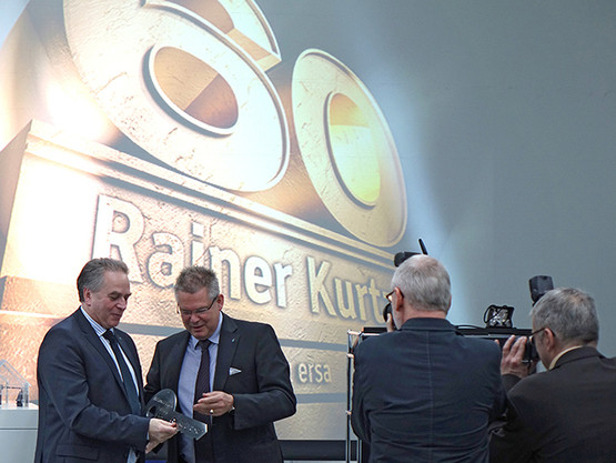 Rainer Kurtz übergibt den Schlüssel zum neuen ETC an Uwe Rothaug, den verantwortlichen Geschäftsführer für Neue Technologien im Kurtz Ersa-Konzern