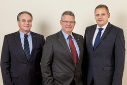 Rainer Kurtz, geschäftsführender Gesellschafter der Ersa GmbH und Vorsitzender der Geschäftsführung des Kurtz Ersa-Konzerns (rechts), Thomas Mühleck, CFO (links), und Uwe Rothaug, CTO des Kurtz Ersa-Konzerns (Mitte)